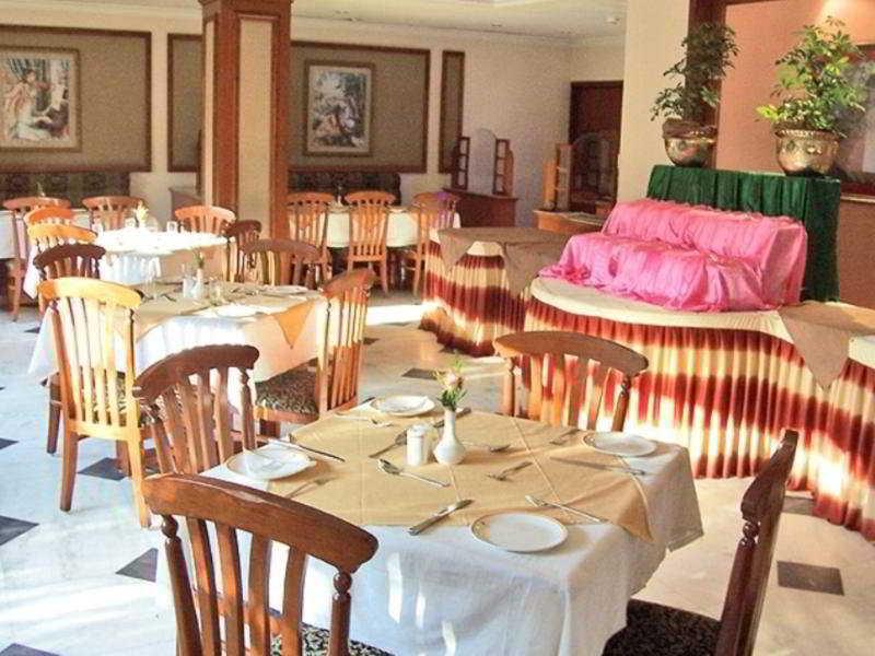 Comfort Inn Sunset Αχμπανταμπάντ Εστιατόριο φωτογραφία